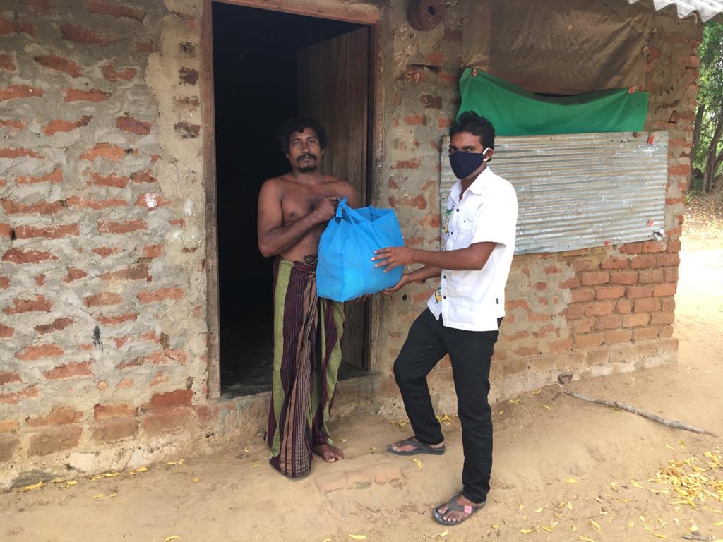 A man receiving aid from Palbarling volunteers.
